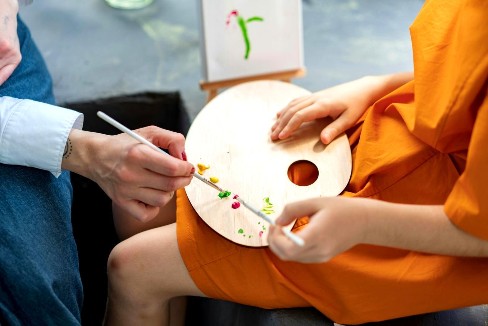 Рабочий стол цифрового художника с планшетом и референсами